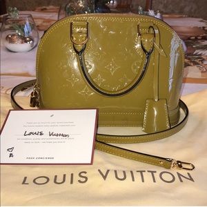 🎄Louis Vuitton Alma BB crossbody🎄